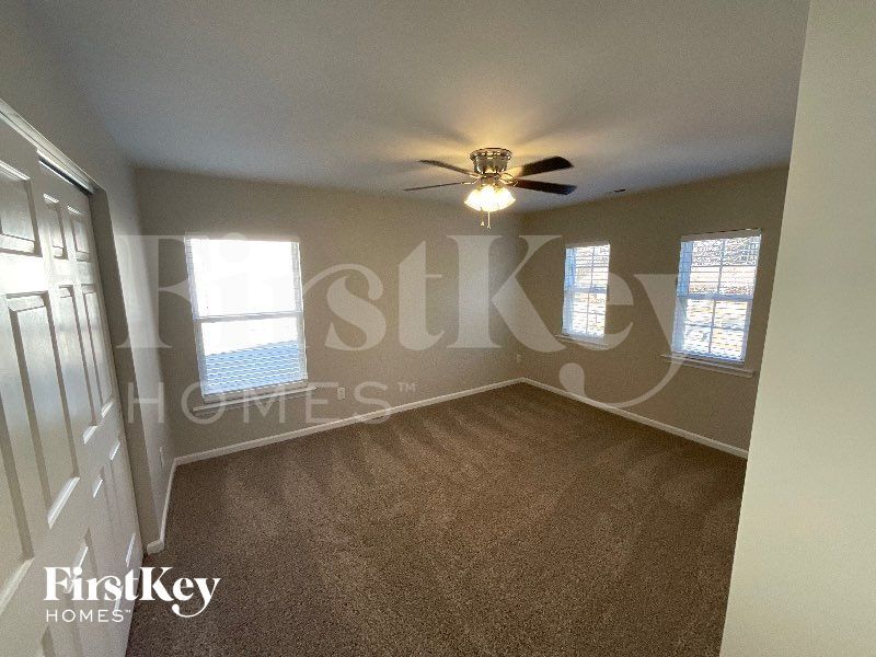 Building Photo - 204 Hillview Dr