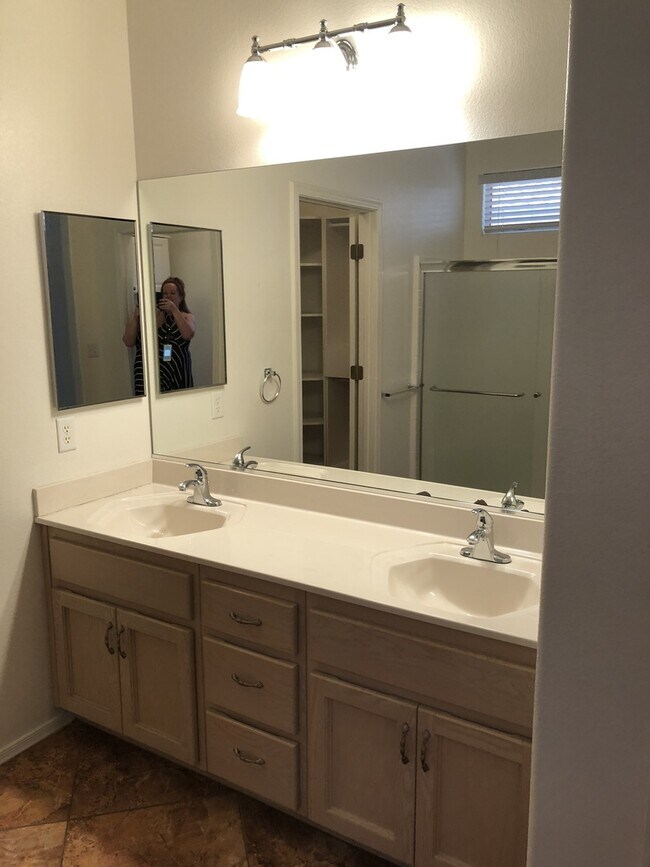 Building Photo - Stunning 3 bedroom 3 bath with Guest House in Sun City Anthem for 55+!