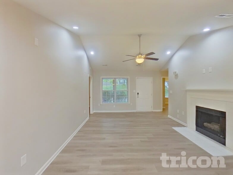 Building Photo - 140 Diamond Dr