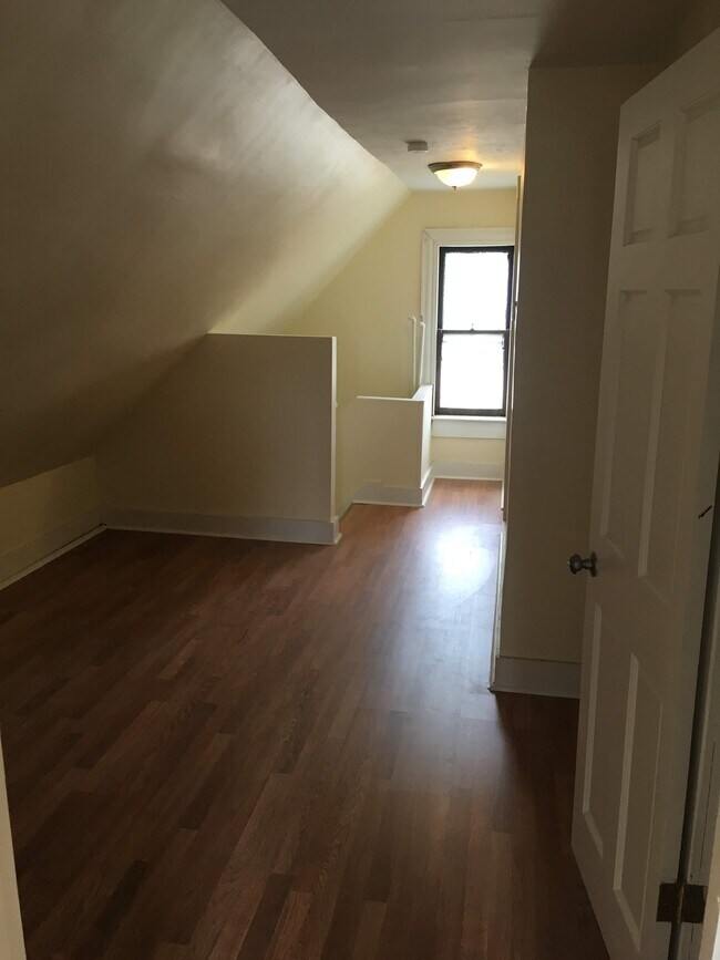 Building Photo - 196 Frank St