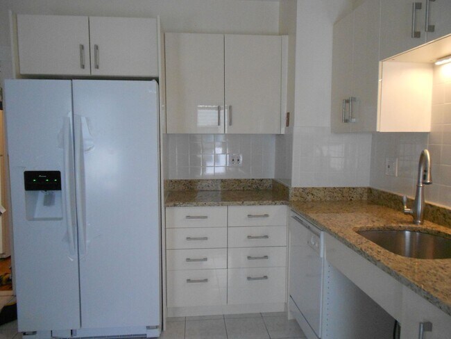 Building Photo - No Brokers Fee, In-Unit Washer and Dryer, Eat-in Kitchen, Parking for Rent