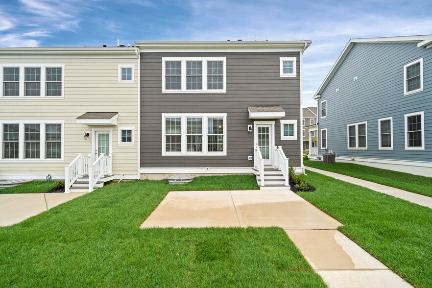 Building Photo - 851 Mapleton Ave