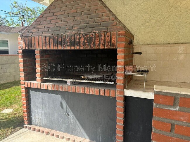 Building Photo - 10532 La Mirada Blvd