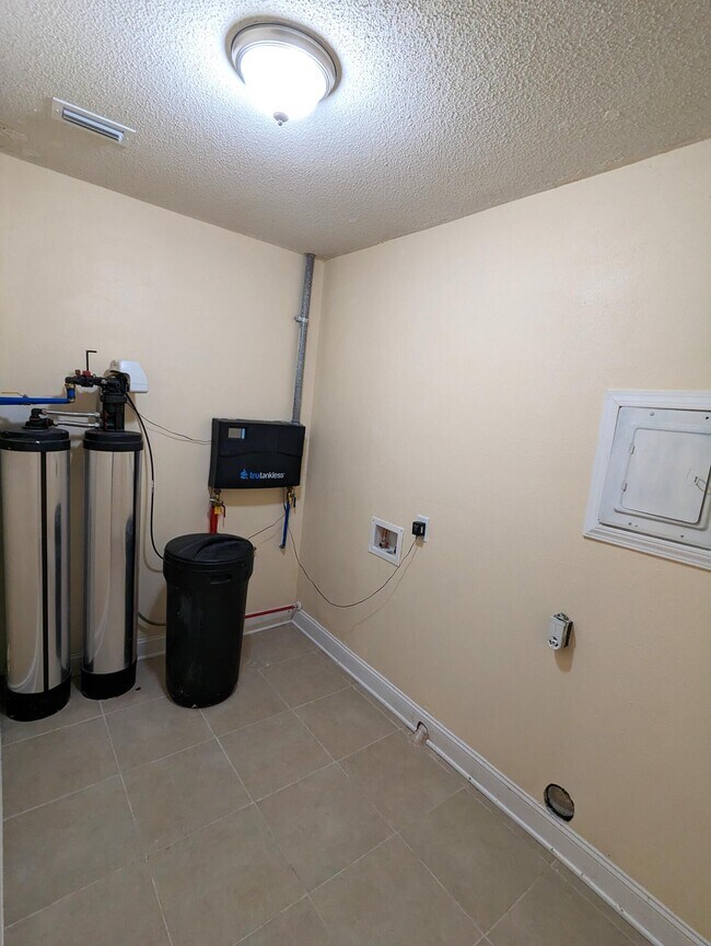 Building Photo - 1010 Pinetree Rd