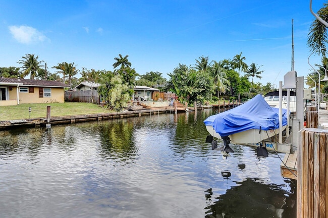 Building Photo - 1613 SW 5th Ct