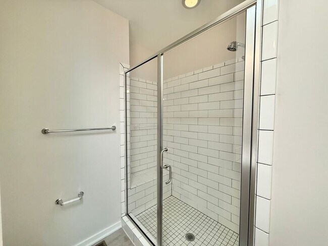 Building Photo - 528 S Person St