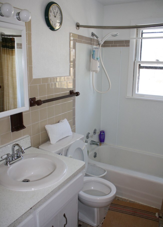 Building Photo - 1129 W 39th St