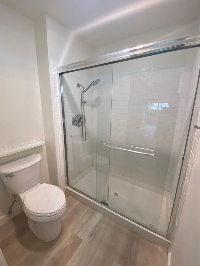 Building Photo - Beautiful Downstairs Two Bedroom Two bath ...