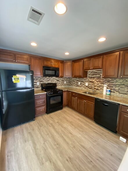 Building Photo - 8210 Catbird Cir