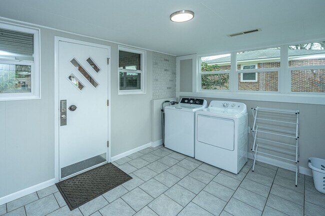 Building Photo - Charming Hanahan Ranch with Hardwood Floor...