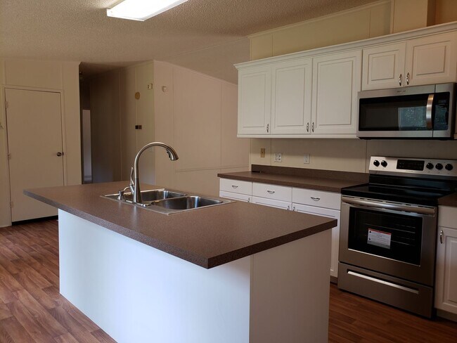 Building Photo - 4 bedroom Mobile Home