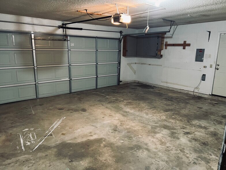 Garage view 1 - 12401 SW 4th St