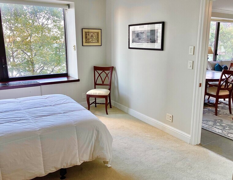 Building Photo - 65 E India Row