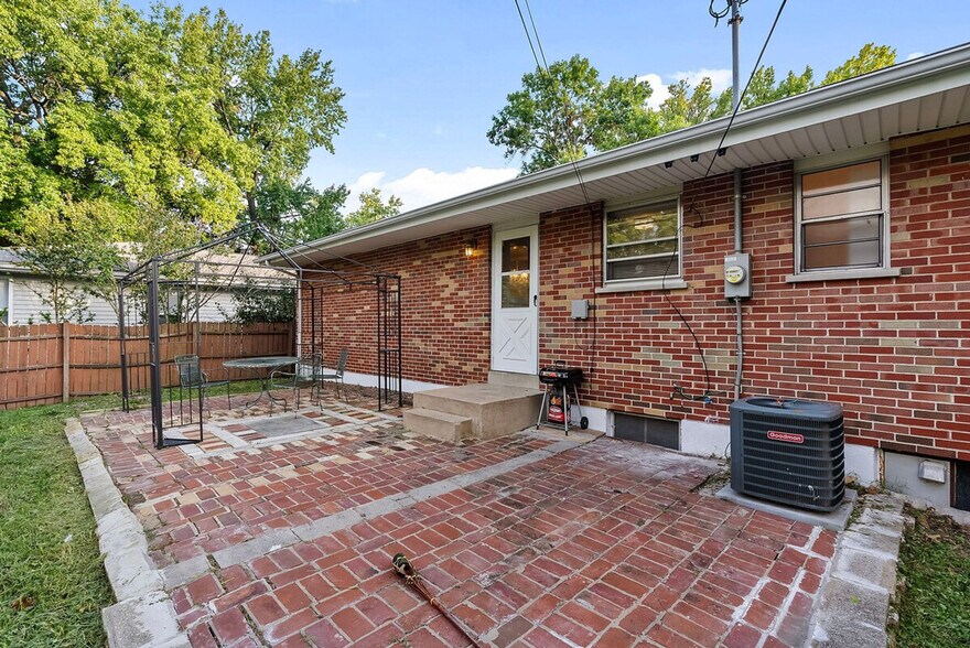 Building Photo - 813 Riderwood Dr
