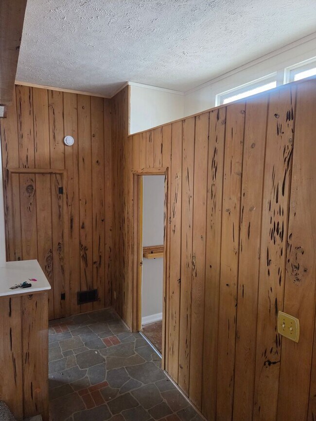 Building Photo - Charming Hilltop Home with Stunning City Views