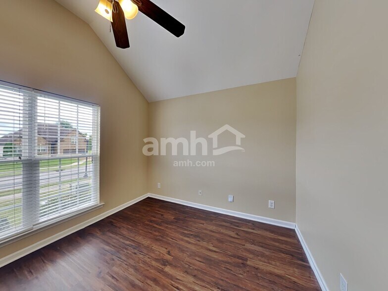 Building Photo - 902 Tanager Ct