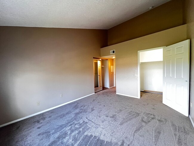 Building Photo - Beautiful remodeled 1 Bed one Bath in  Nor...