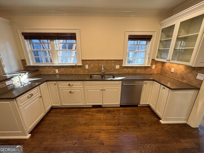 Building Photo - 1092 McLynn Ave NE