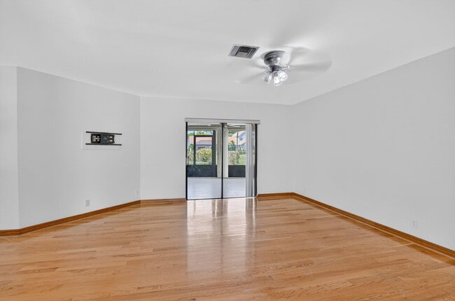 Building Photo - 6385 Hollandaire Dr E