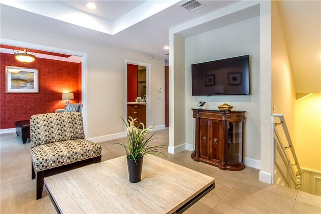 Building Photo - 340 Elm St