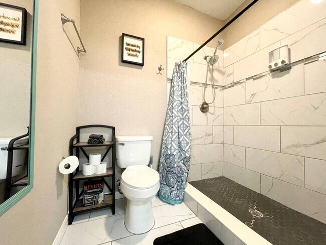 Building Photo - 1324 Catalpa Ln