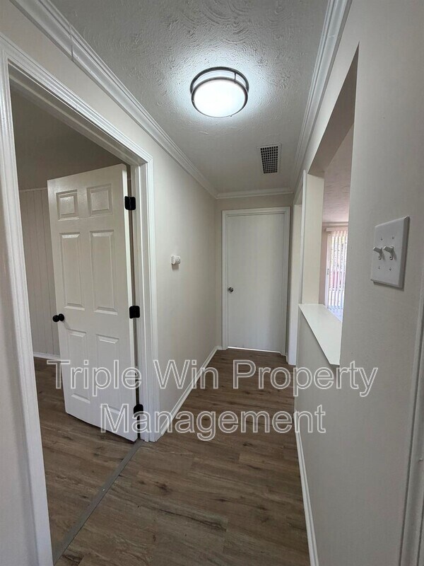 Building Photo - 404 Fee Fee Hills Dr