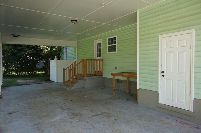 Building Photo - Pet Friendly 3 Bedroom 1 Full Bath located...