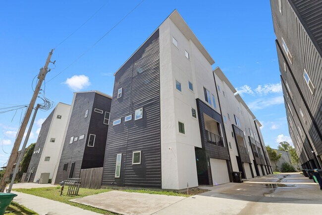 Building Photo - 517 Schweikhardt St