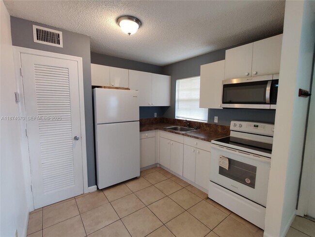 Building Photo - 5156 NE 6th Ave