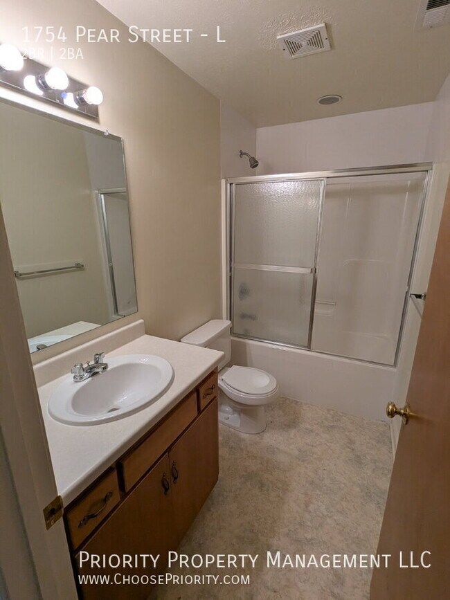 Building Photo - 1754 Pear St