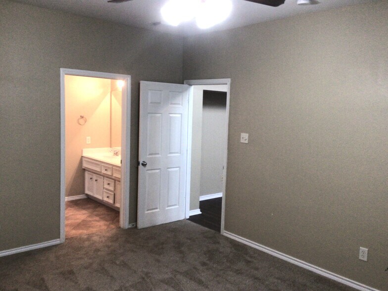 Building Photo - 2718 Lakecrest Way Dr