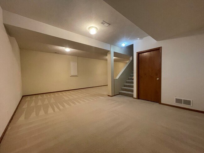 Building Photo - Large Home for rent in Bellevue