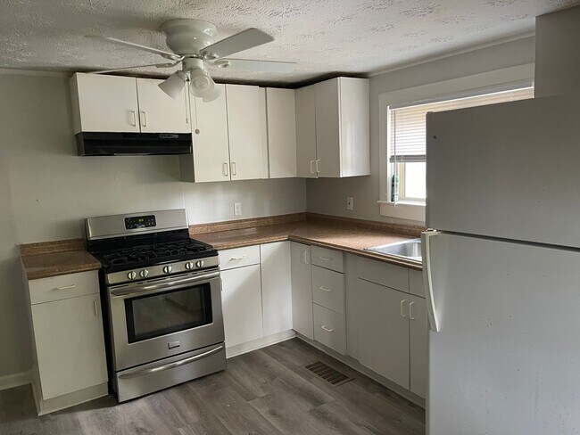 Building Photo - Adorable 2 Bed/1 Bath Bungalow in Forest P...