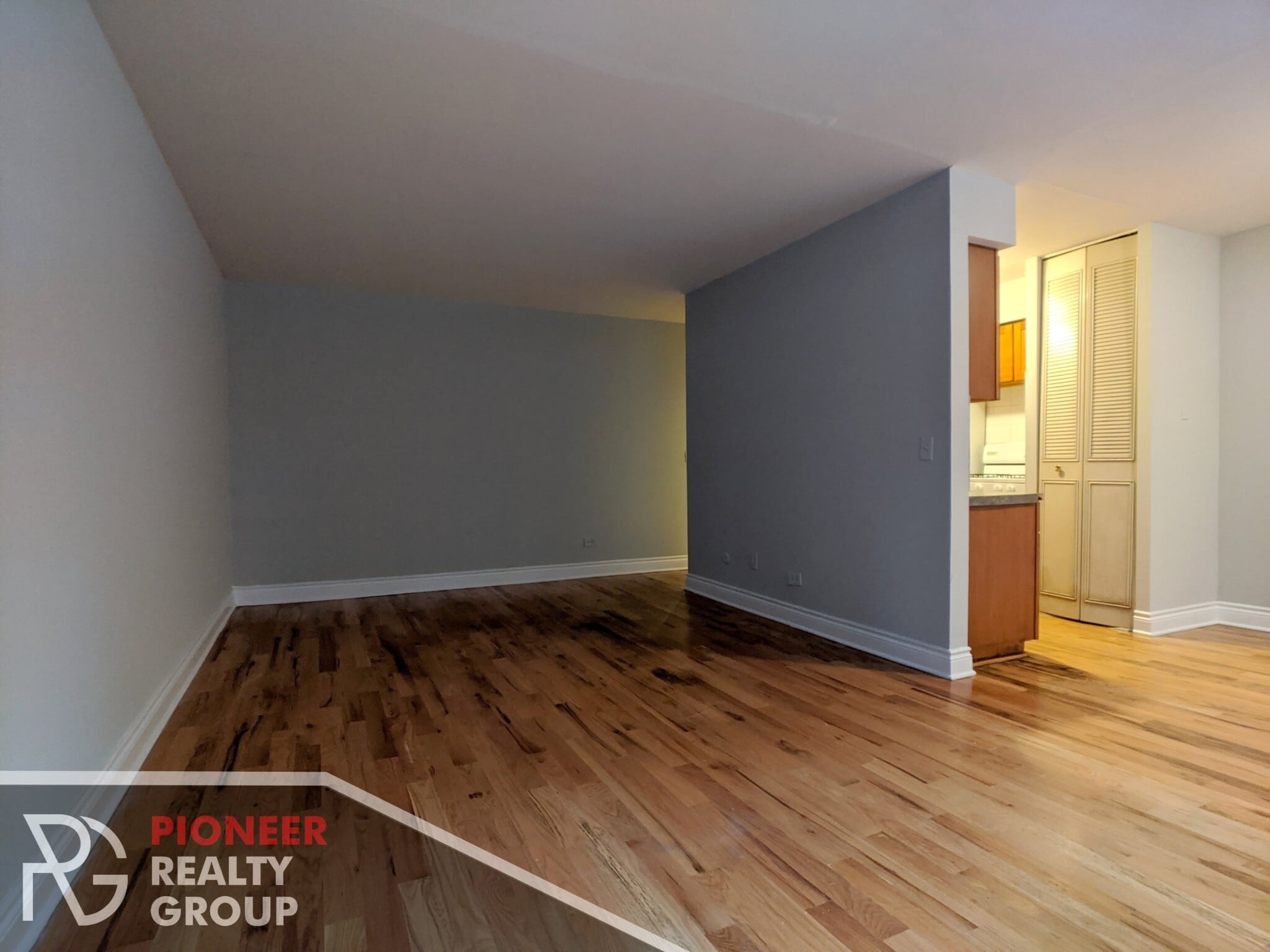 Building Photo - 502 W Briar Pl