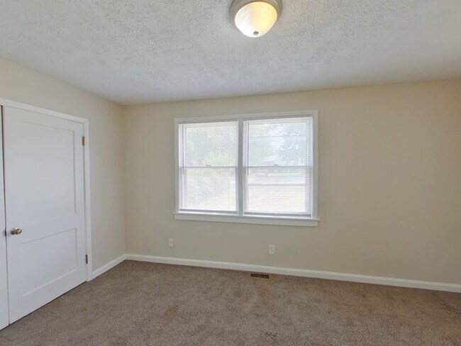 Building Photo - 1125 S Millwood Ave