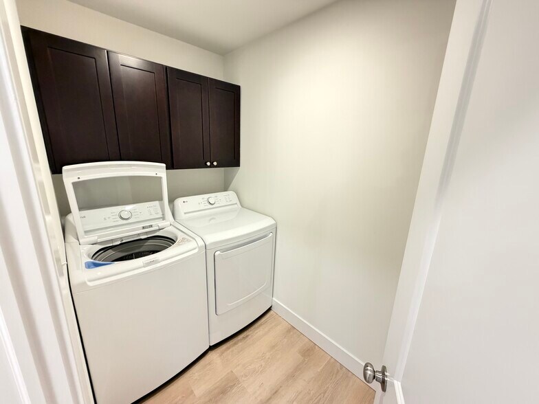 Building Photo - 2130 Carriage Hill Cir