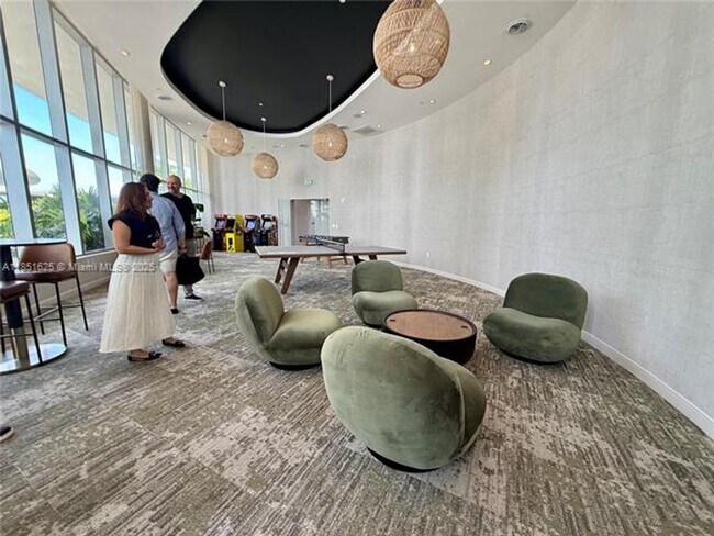 Building Photo - 700 NE 24th St