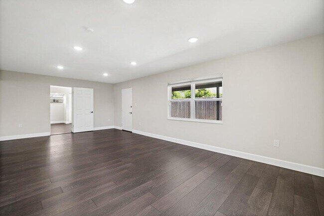 Building Photo - 940 Butia St