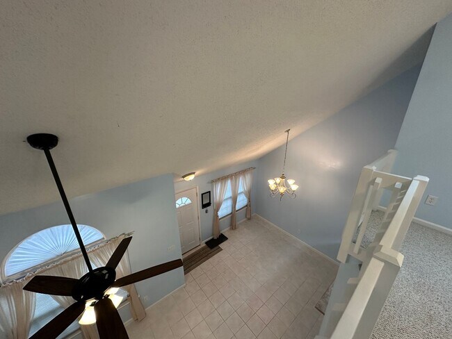Building Photo - End Unit Townhouse for Rent