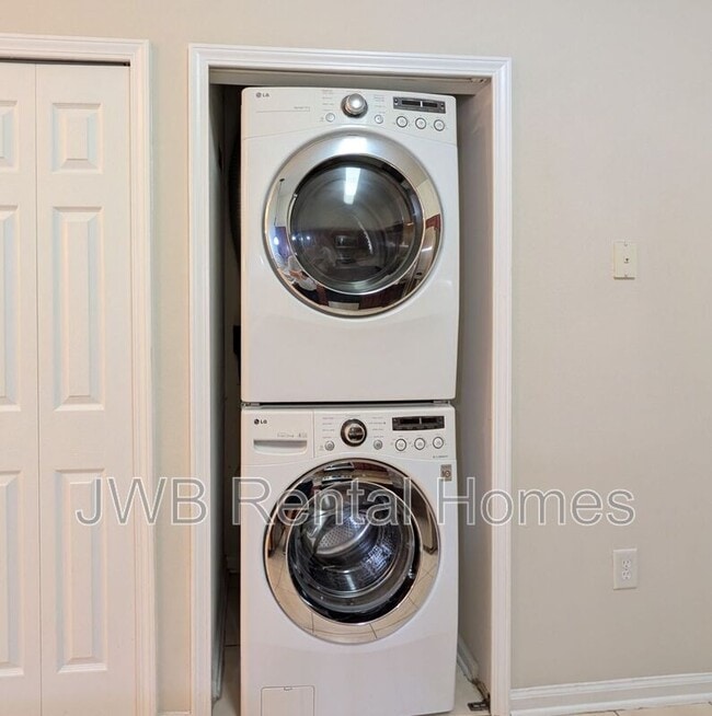 Building Photo - 5050 Playpen Dr
