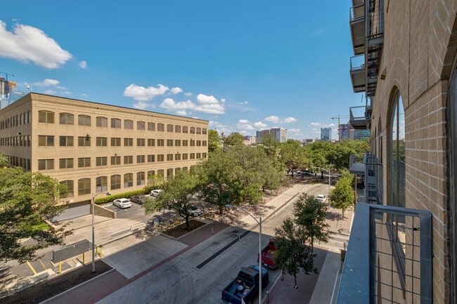 Building Photo - 507 Sabine St