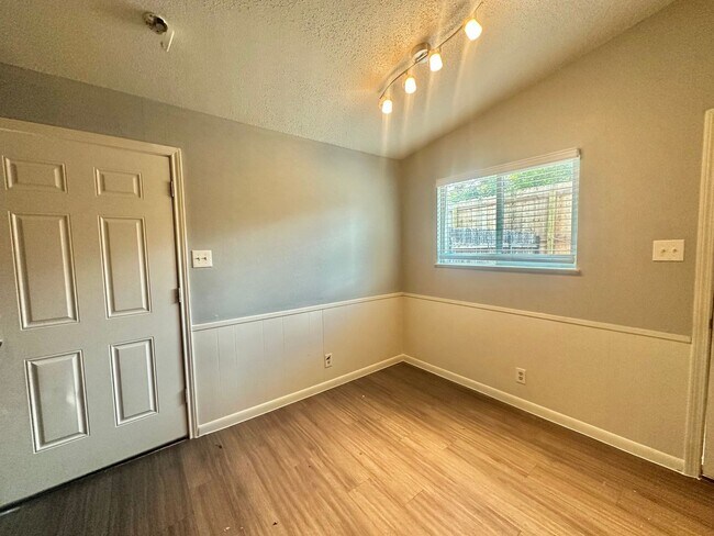 Building Photo - 1 BED 1 BATH IN AUSTIN TX!
