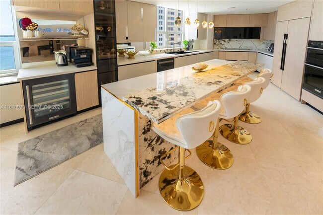 Building Photo - 848 Brickell Key Dr