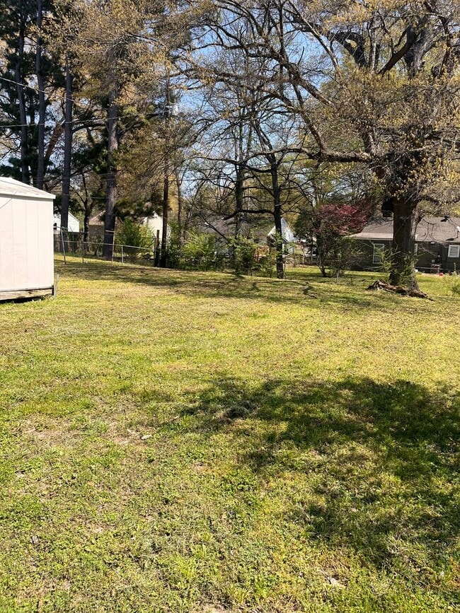 Building Photo - Great Property in quite Neighborhood