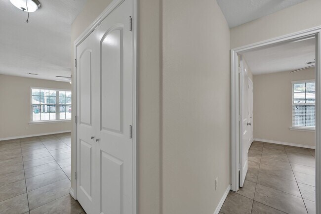 Building Photo - 170 S Bend Ct