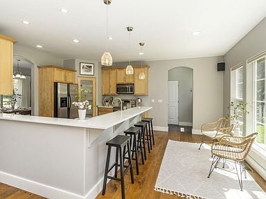 Building Photo - This light filled & charming home in a convenient location!