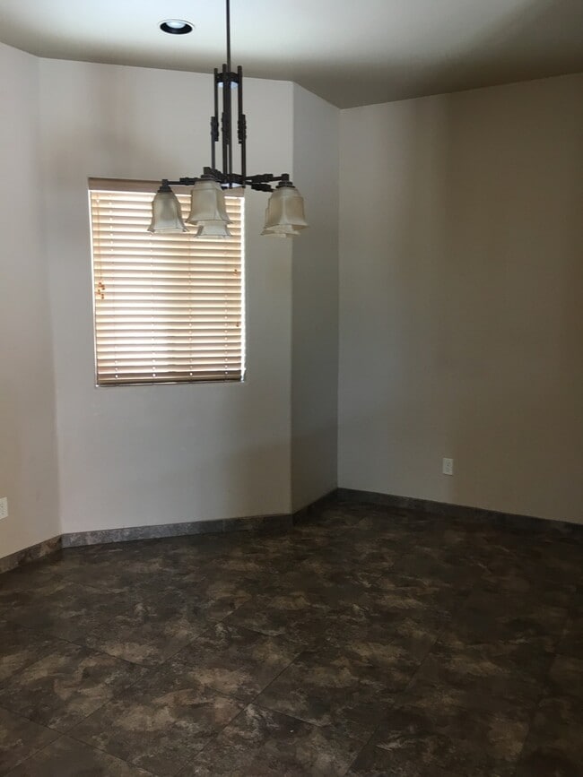 Building Photo - 3 Bedroom Eastside Townhome