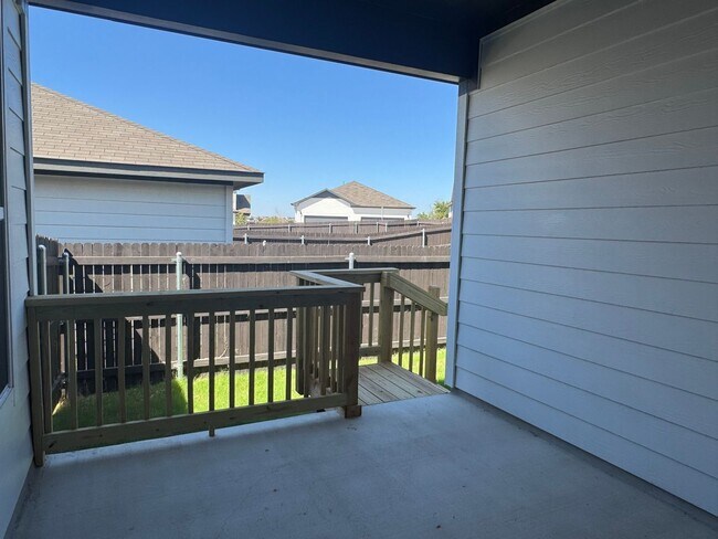 Building Photo - Stunning 4x3 Luxury Duplex in Buda, TX!