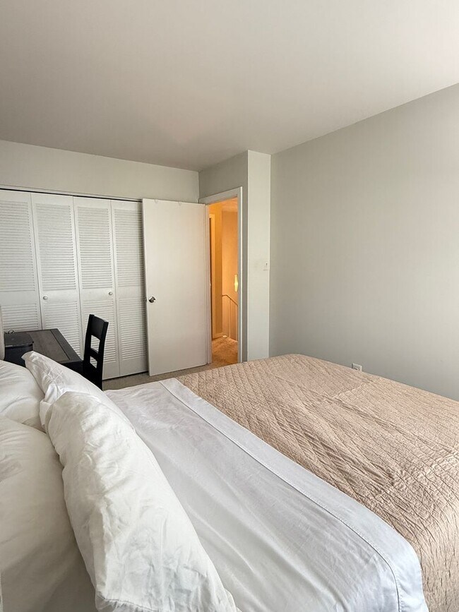 Building Photo - Modern Comfort in Sought-After Gaithersburg