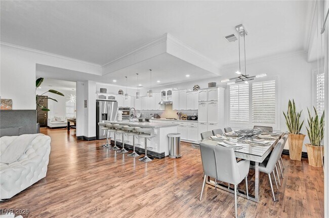 Building Photo - 9593 Los Cotos Ct